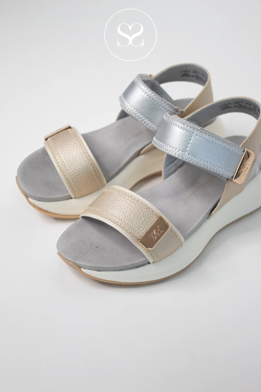 XTI 143874 METALLIC PLATFORM WALKING SANDALS